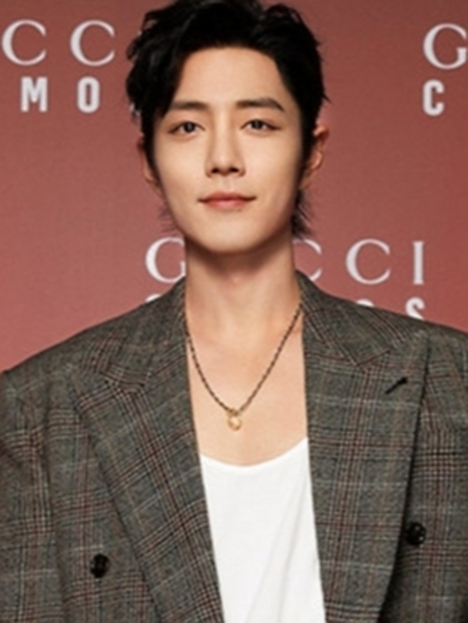 gucci发肖战正面照,将他独有的瑞凤眼展现出来像一只小喜鹊一样可爱