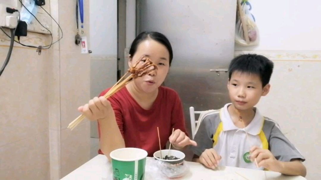 花15给娃买的鱿鱼串,被宝妈全吃完啦!还嫌弃臭豆腐难吃
