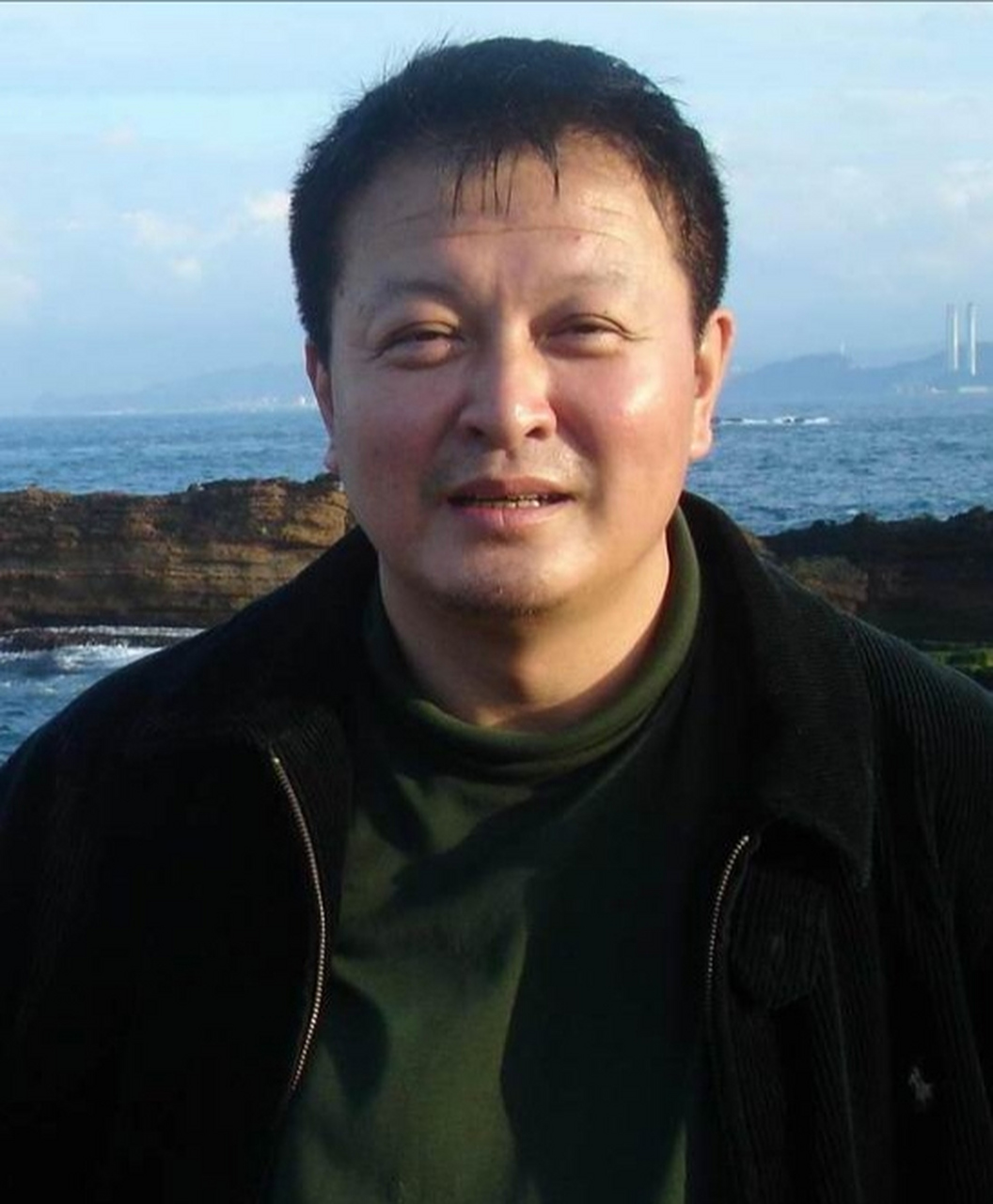 东北爷们,国字脸,双眼皮,憨厚可爱,笑容温暖,中年大叔的感觉,一看性格