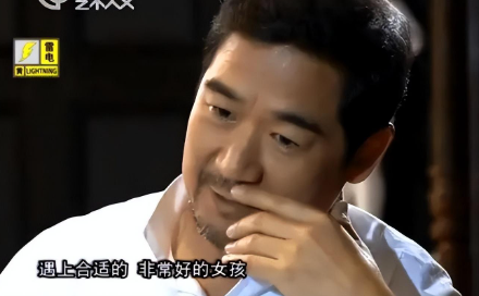 张国立儿子张默现状曝光,开千万豪车抽顶级雪茄,胡子拉碴显憔悴