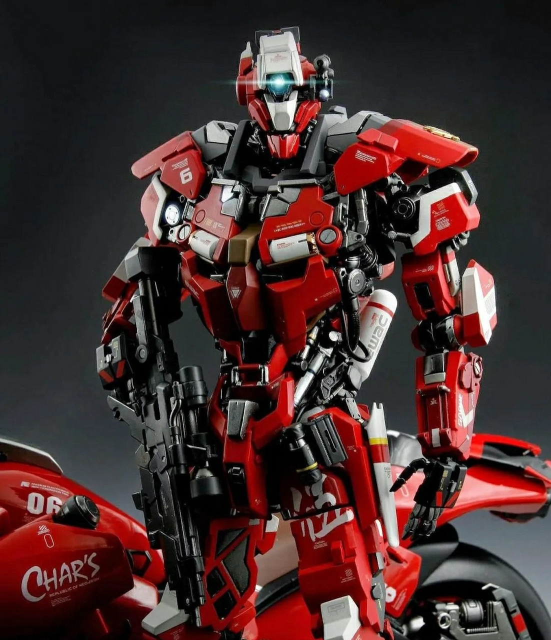 相当帅气的独眼战斗机器人.