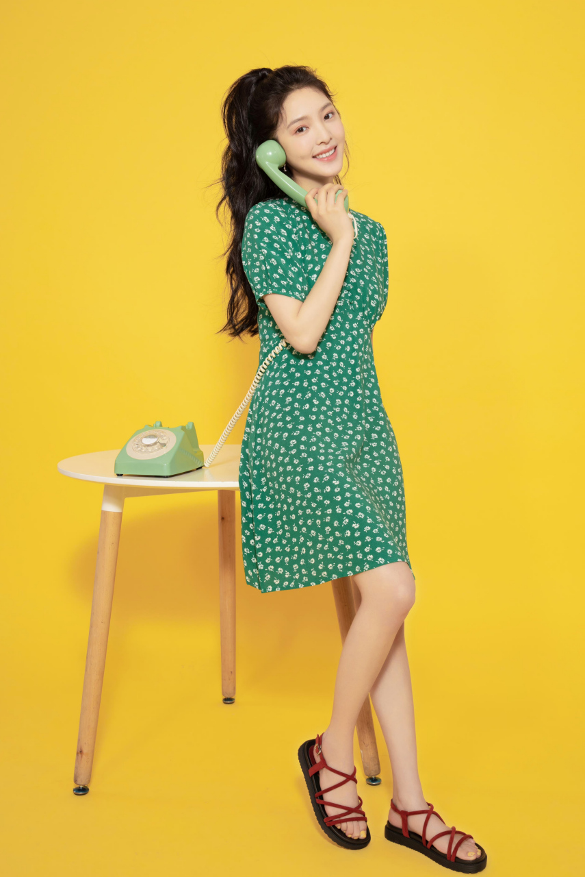 演员章若楠露脚拍摄凉鞋广告,章若楠的脚趾头涂上黄色的指甲油再搭配