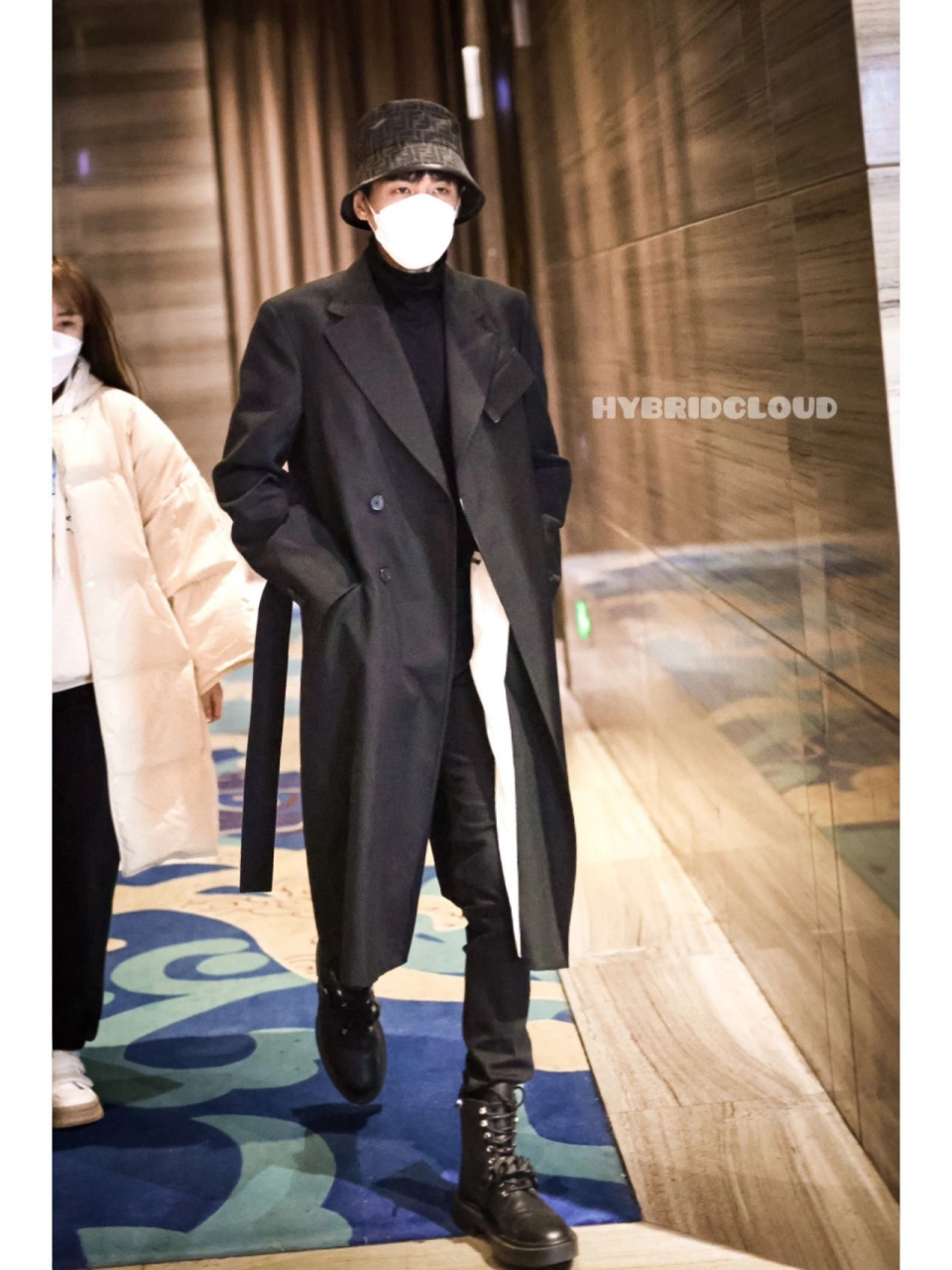 时尚穿搭# #明星穿搭# 风衣77马丁靴  张若昀这套很帅