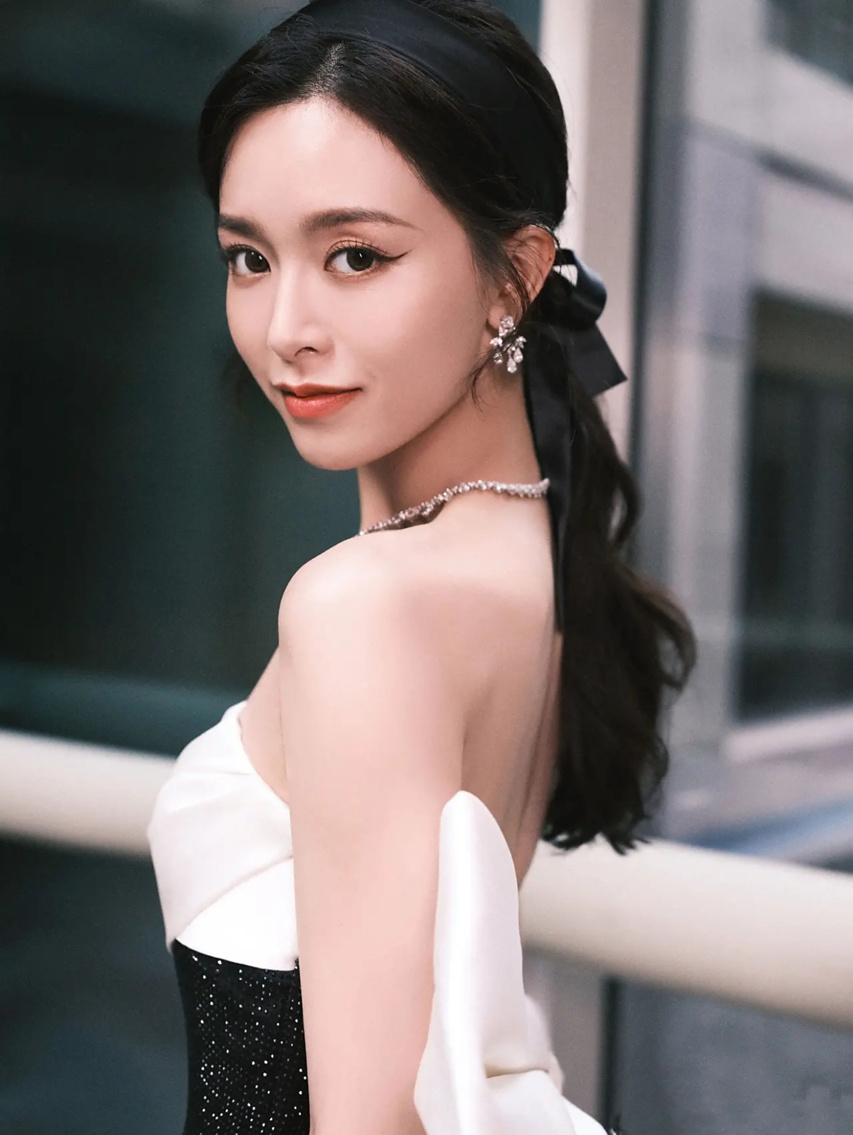 文咏珊穿搭黑白拼接时尚晚礼服,气质高雅,大方得体.