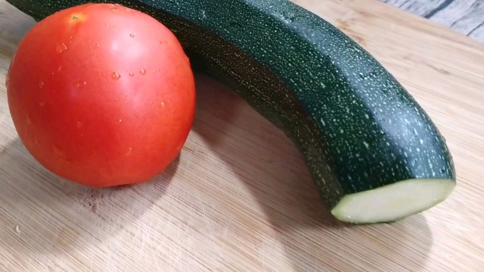 小瓜和西红柿搭配简单一做,适合夏天吃