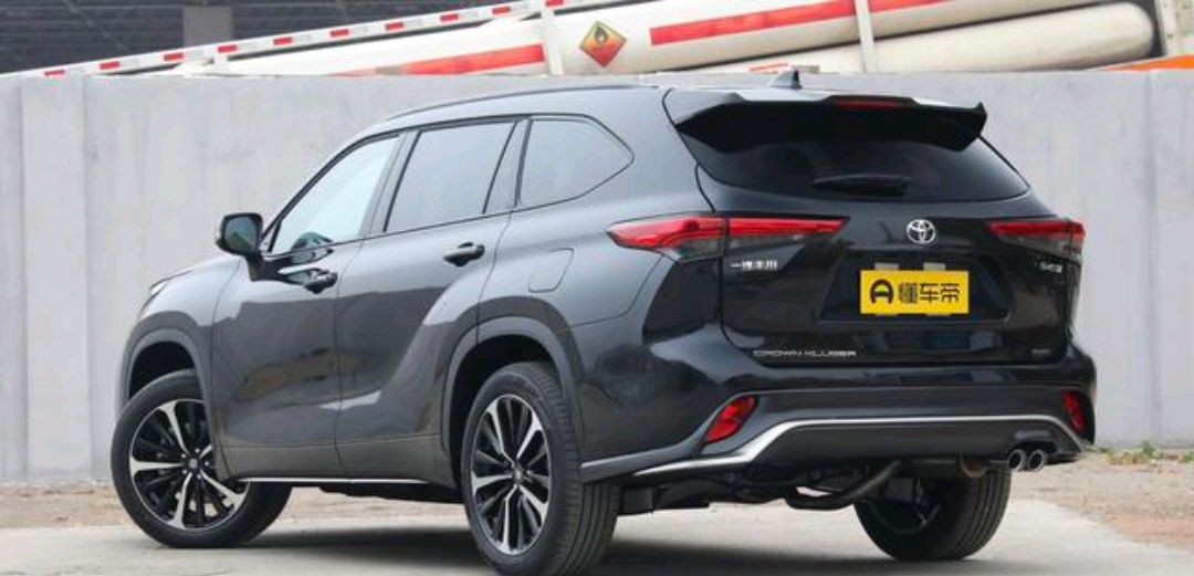 新车|售32.98万元起,2023款丰田皇冠陆放燃油版上市,配置微调