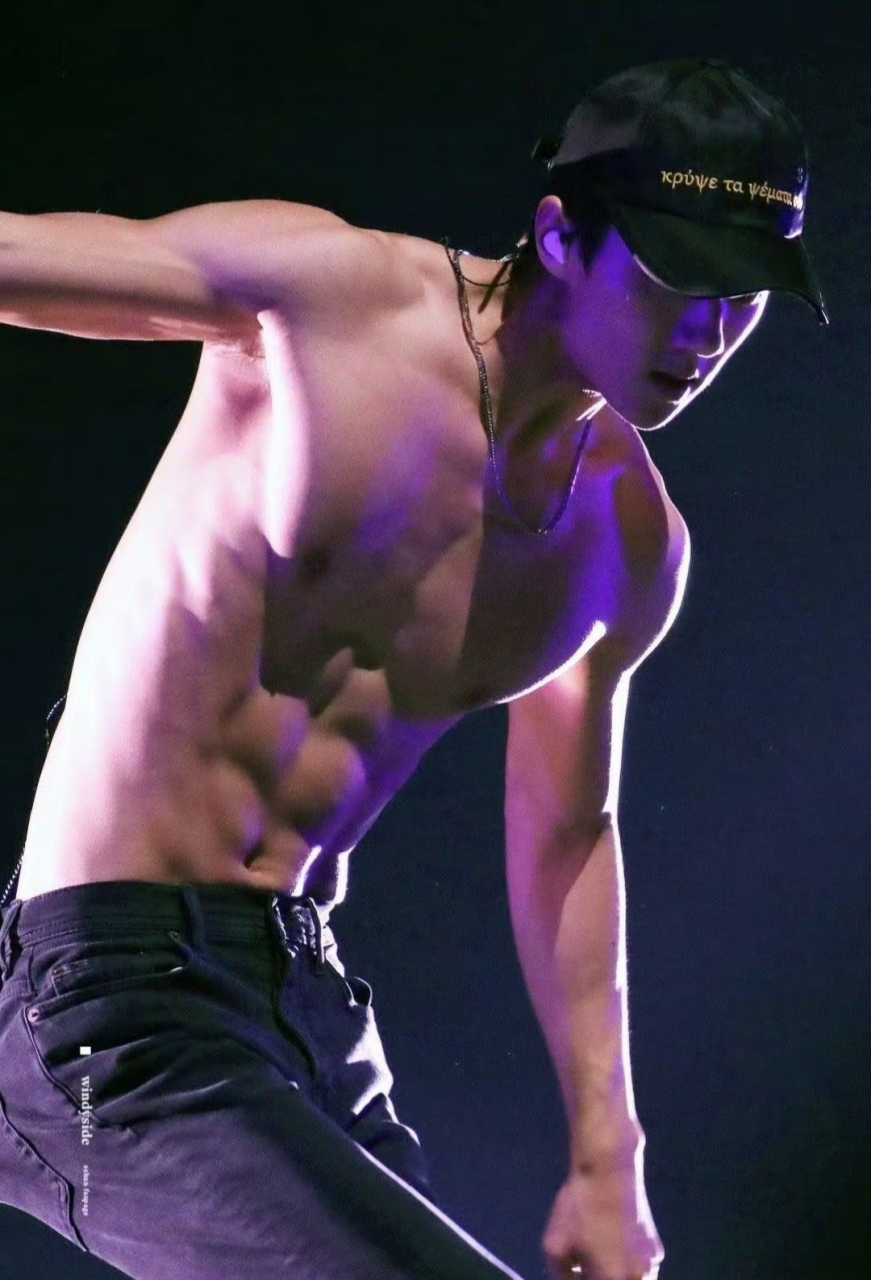 哦莫,快来看韩国男神吴世勋的名品身材,宽肩细腰大长腿,谁的口水流