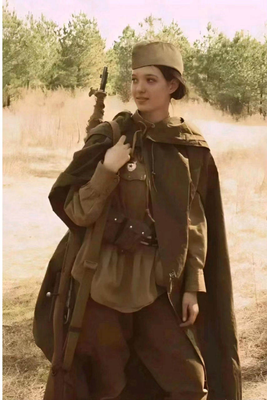 二战时期,德国女兵和苏军女兵.