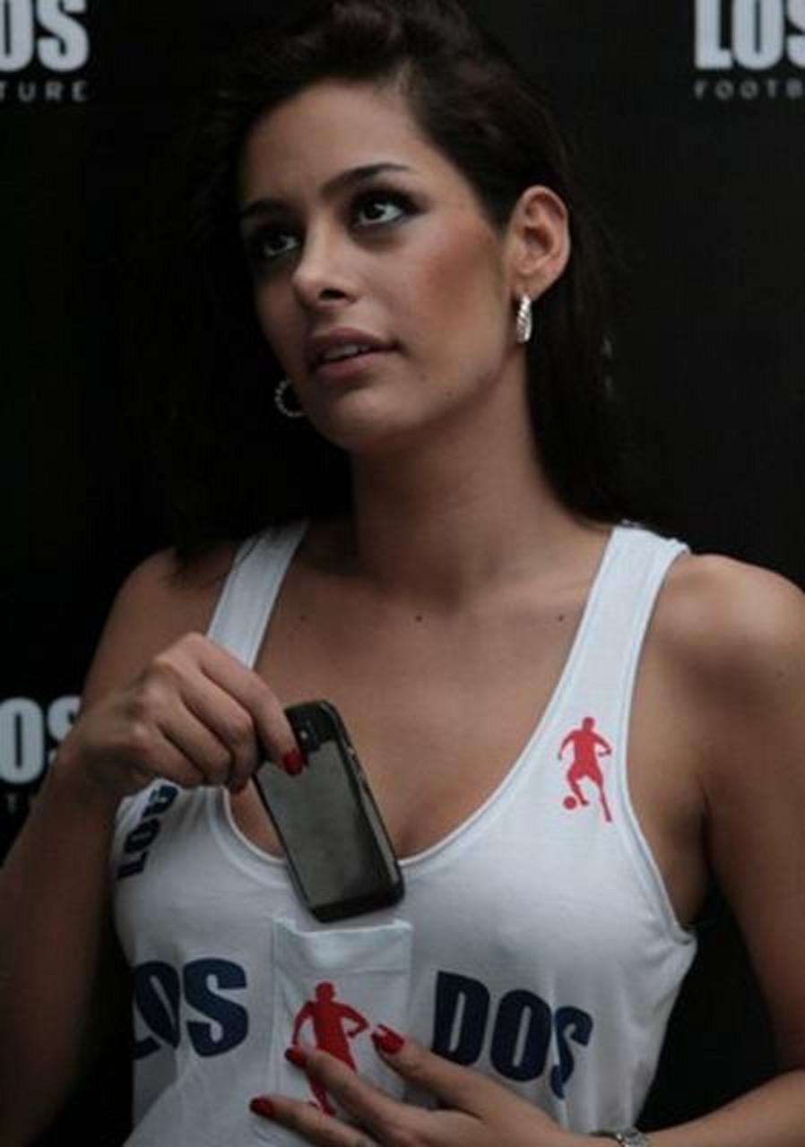 巴拉圭最出名的女球迷——"乳神"拉里萨-里克尔梅