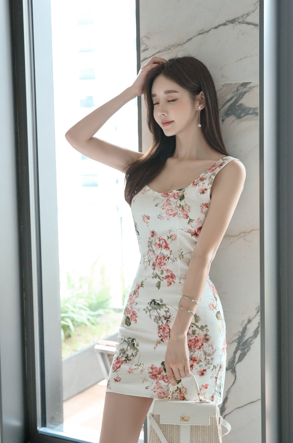 孙允珠韩国嫩模,性感低胸碎花包臀裙穿搭,娇媚动人