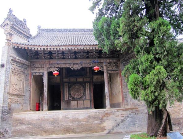 这庙宇是"三圣故里"中的一座,有着千年历史,古董中的古董