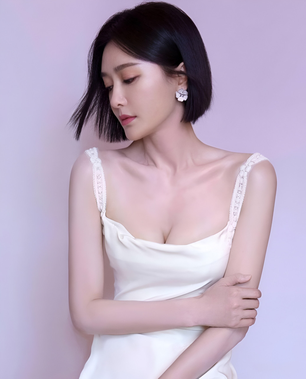 女星都偏爱烈焰红唇,而秦岚也不例外,在红唇的衬托下,霸气又性感,气场