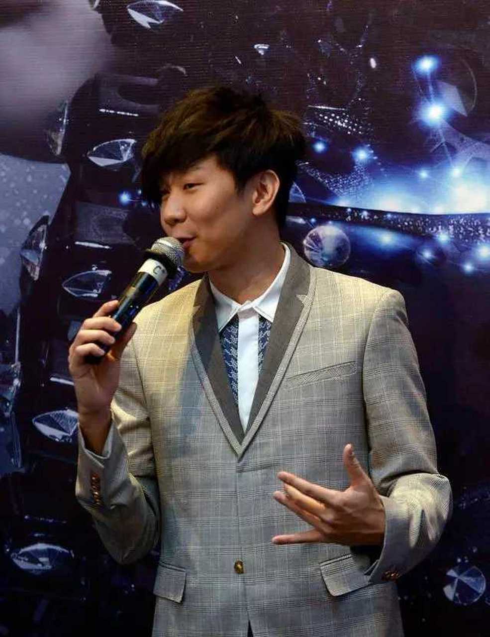 歌手林俊杰疑似与赵丽颖被曝正在秘密交往.