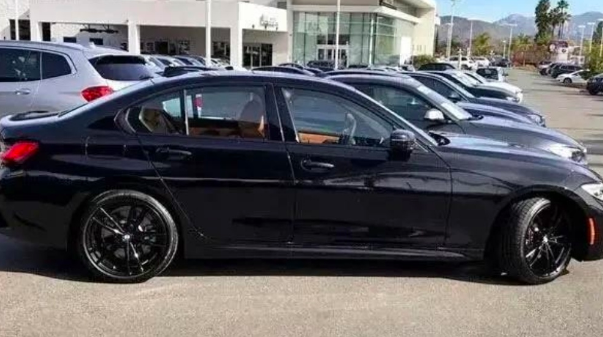 全新宝马3系实车海外亮相!黑色车身相当帅气 186马力