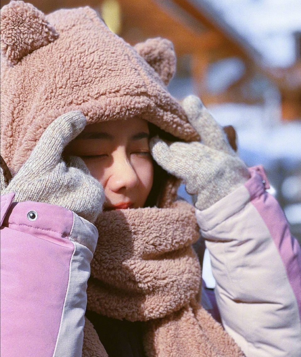 谭松韵穿着棉袄过冬天,雪地拍照别具风味