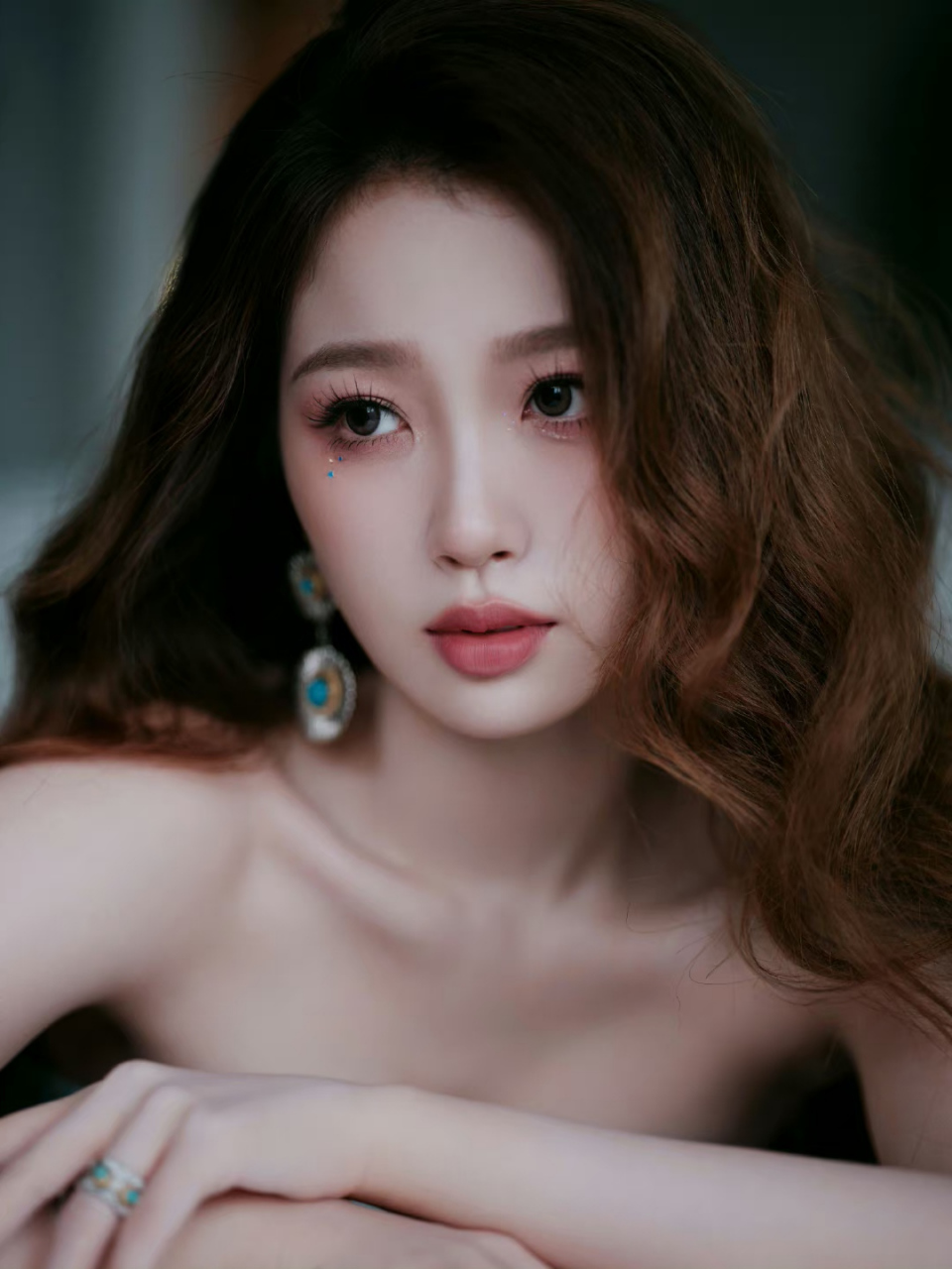 虞书欣# 一袭亮片绿色抹胸裙,大波浪卷发披肩,娇嗔欲滴的绝美容颜