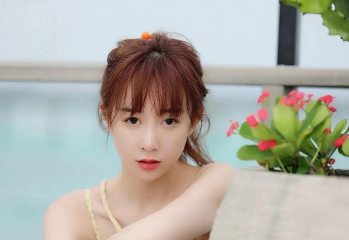 艺人刘雨欣:以胸搏出位的第一人,震惊了每一位80后青春