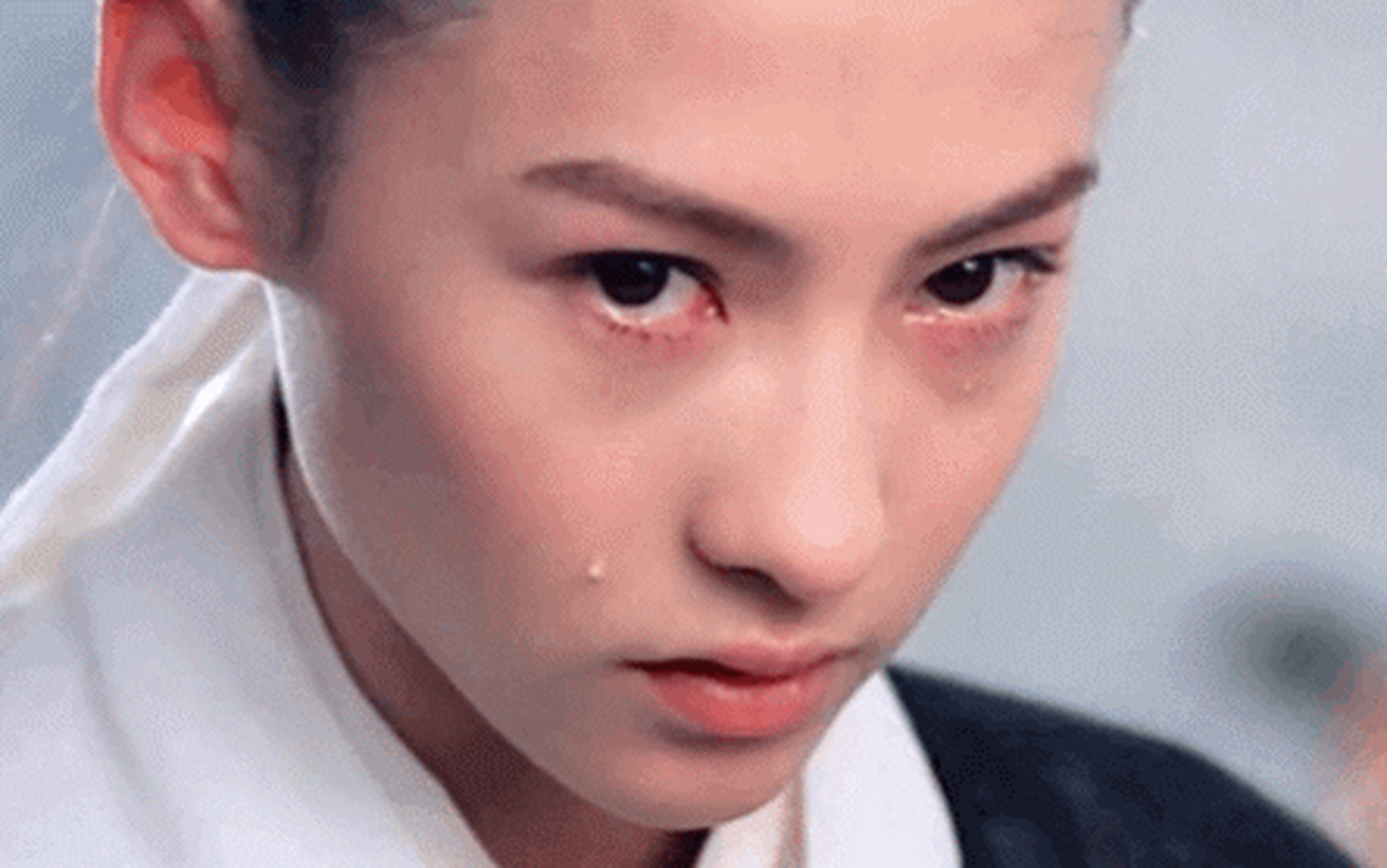 当时导演要求只需要一只眼睛落泪,这样会显得凄美,没有想到张柏芝也