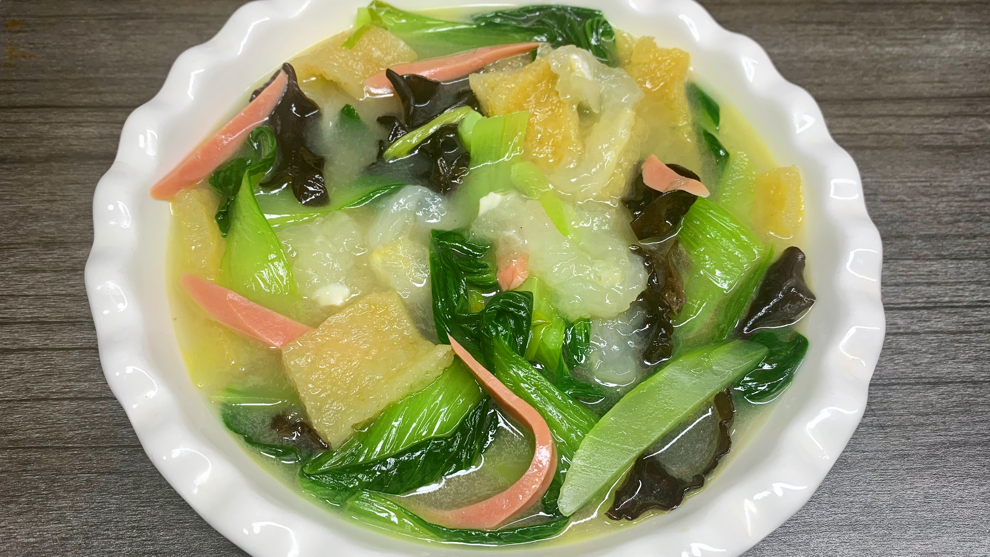 农村家常美食,猪皮三鲜汤,食材丰富,味道鲜美,营养丰富又好喝