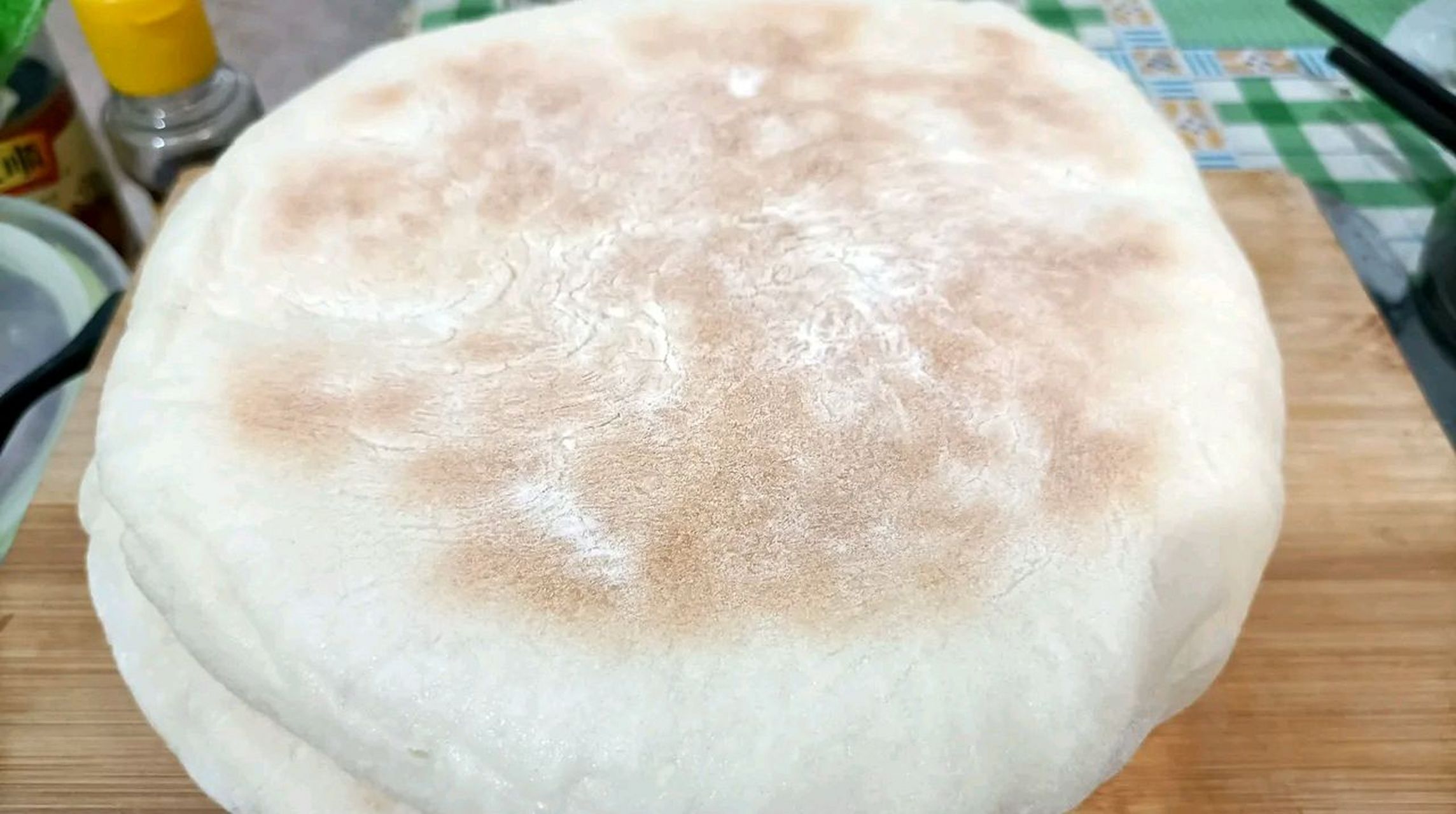 穿城大饼,比人脸还大,两块钱一个,松软可口,还是小时候的味道.