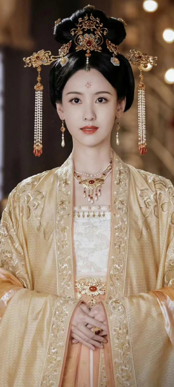 陈都灵在《长月烬明》饰演黑化妖女叶冰裳,演的很