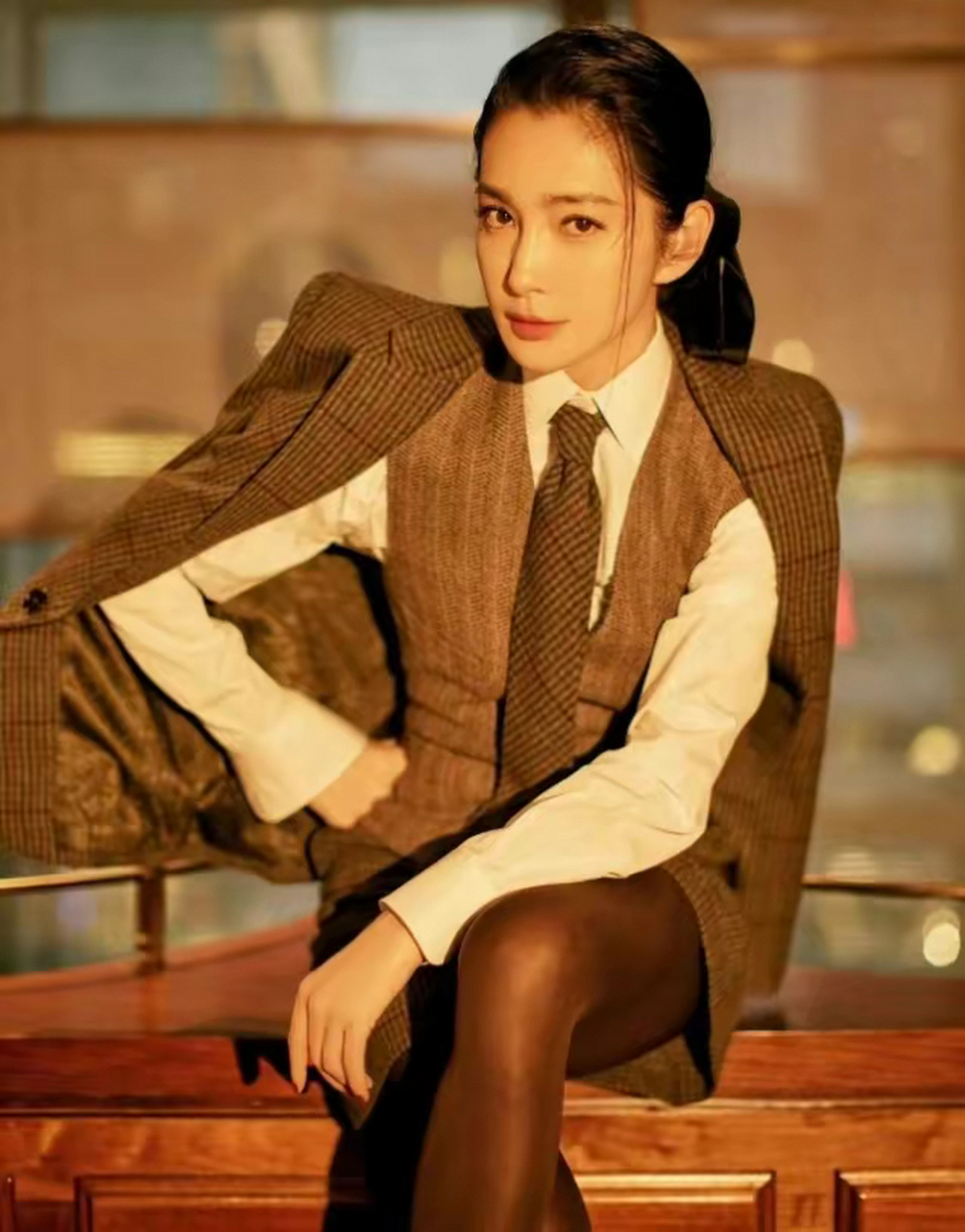 丝袜,这样的丝袜穿在李冰冰身上,也是直接勾勒出李冰冰一双迷人的双腿