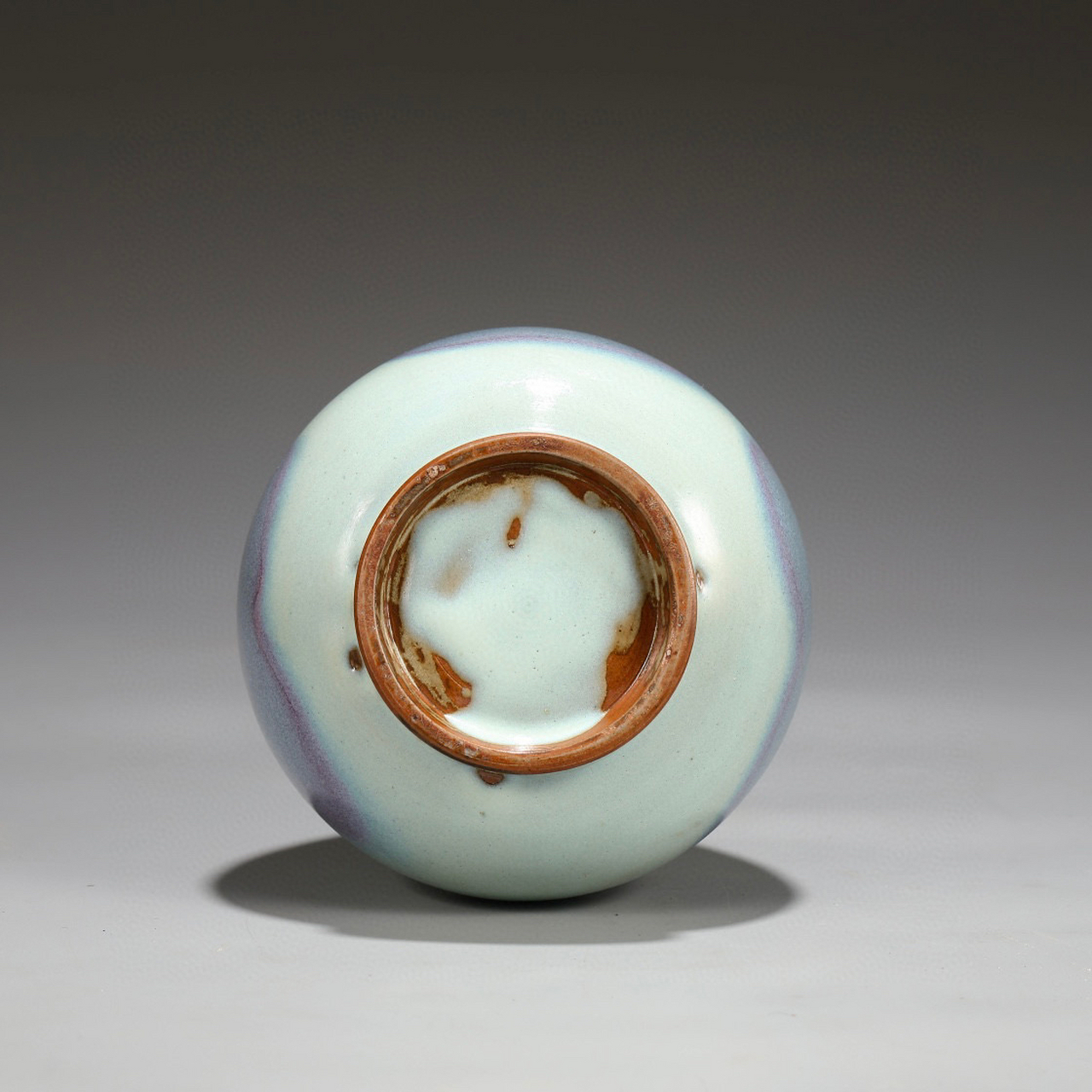 旧藏 北宋 钧窑天蓝釉紫红斑胆瓶. 尺寸:高25.3公分 肚径12.2公分