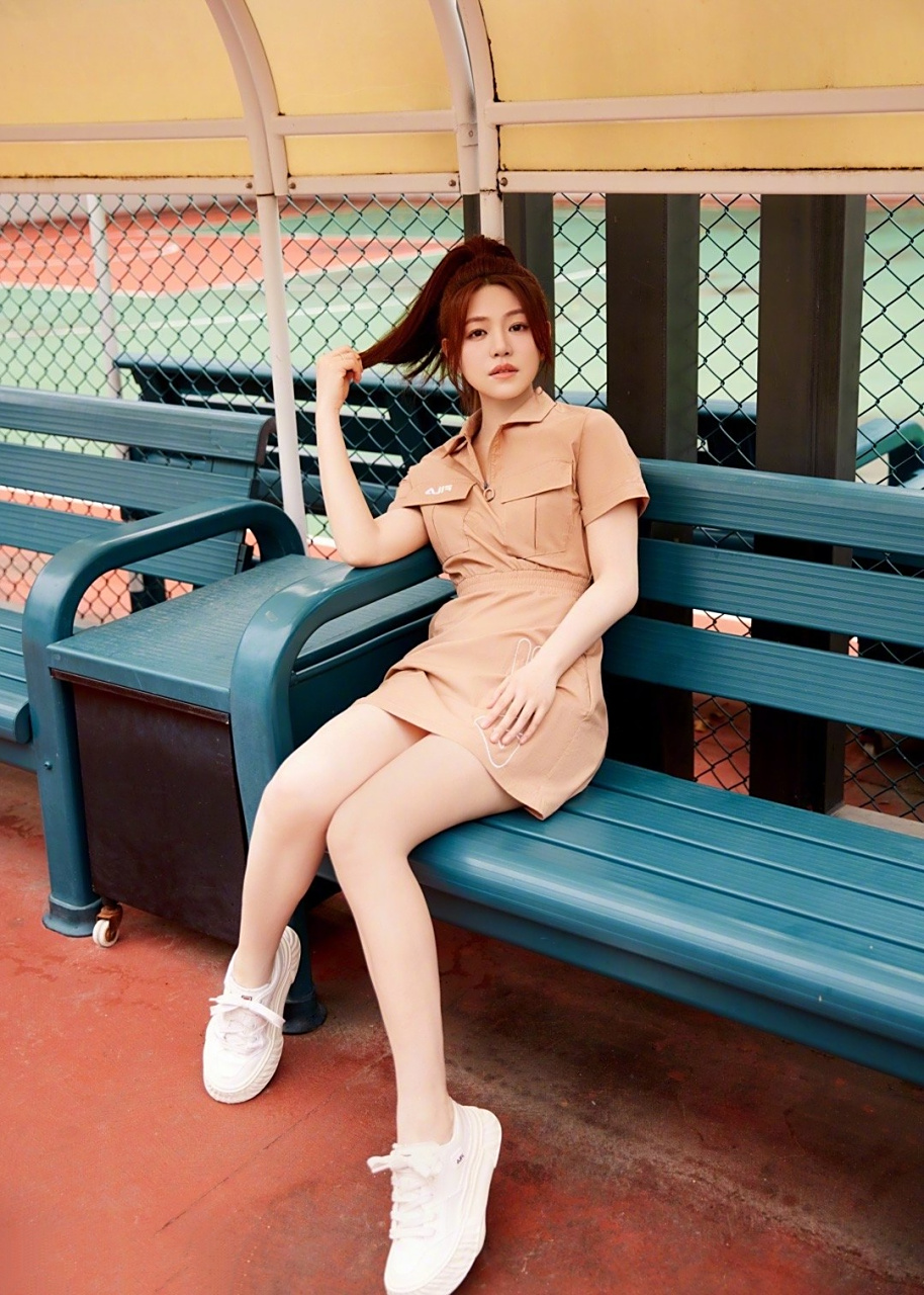陈妍希# 窈窕曼妙的身材,纤瘦苗条的小蛮腰,性感妩媚,风情万种