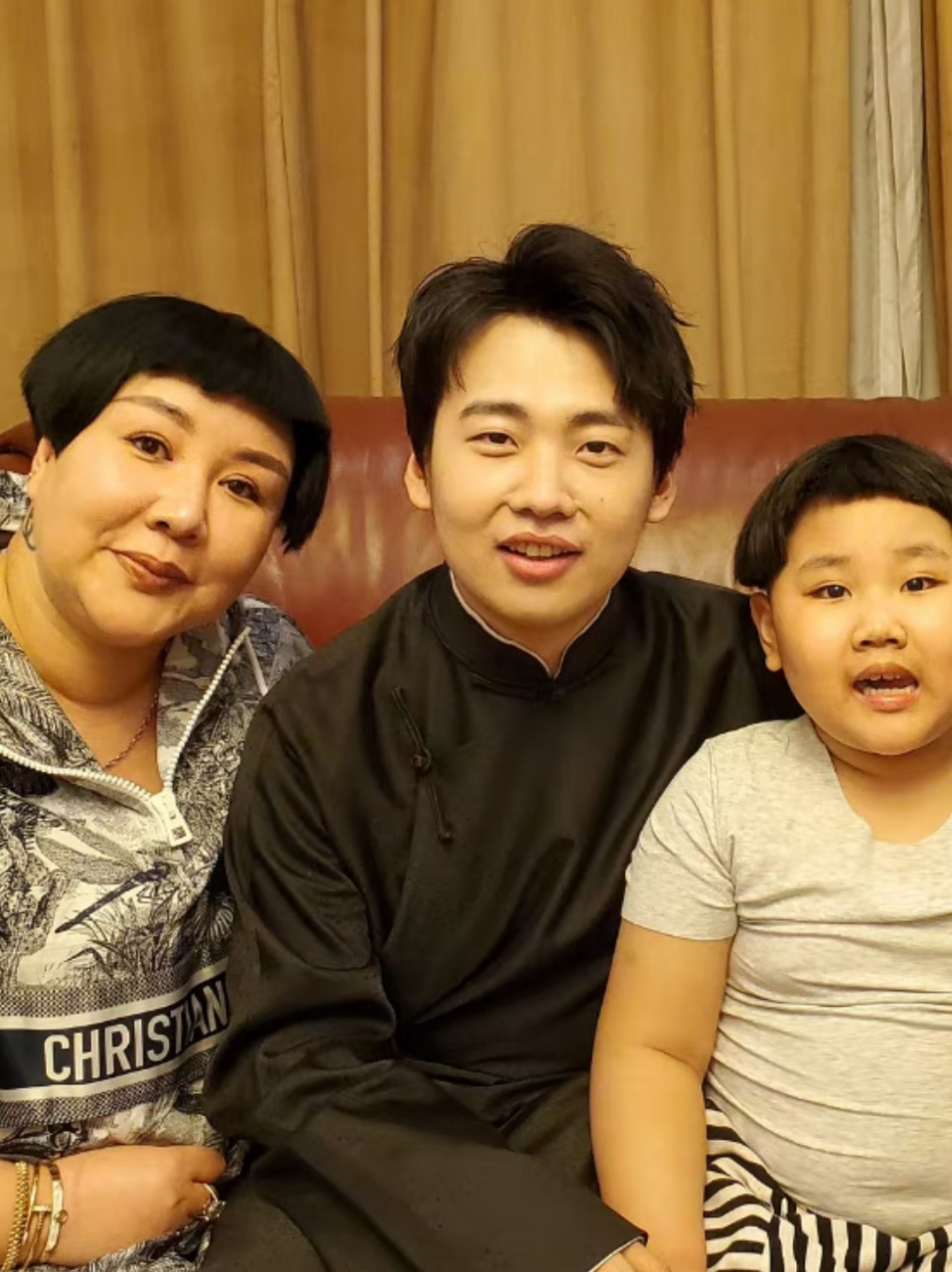 王惠和郭德纲到了中年已经不在意外形了,弟弟年龄小能吃能喝长身体