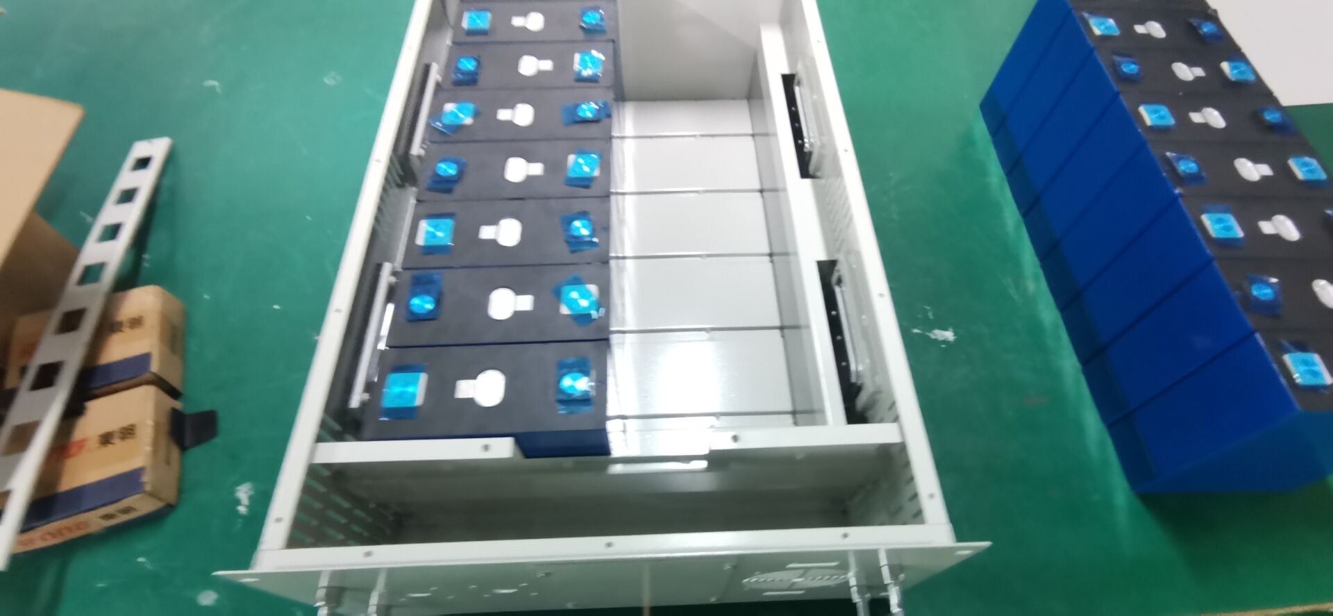 储能锂电池簇组装中