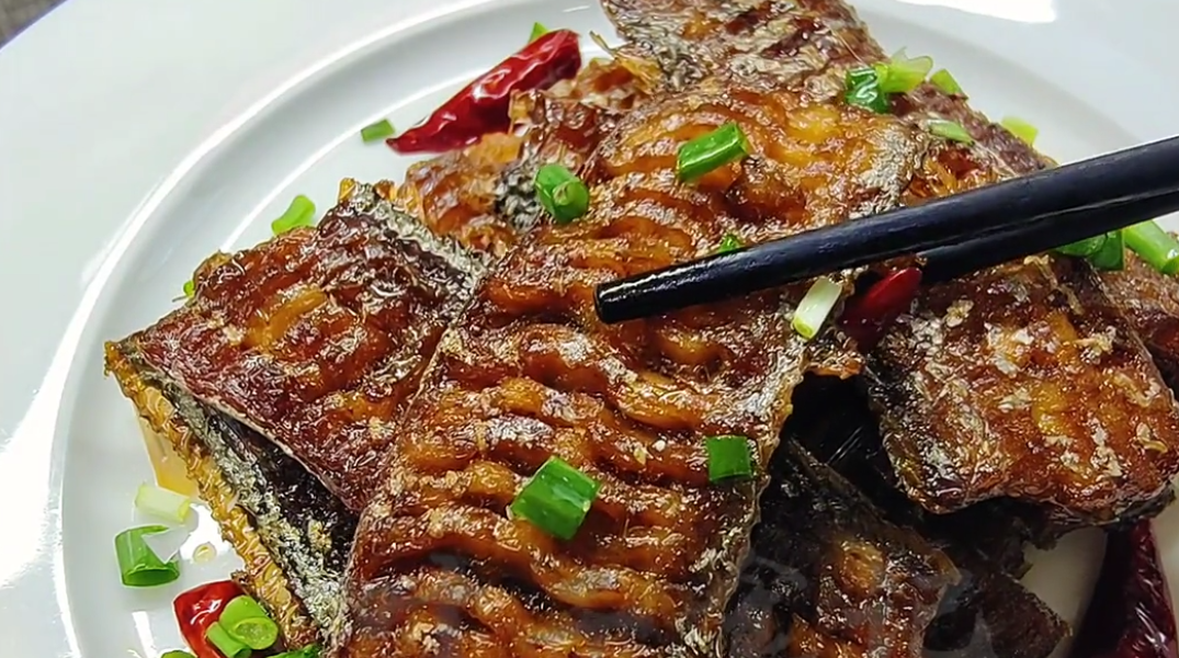 手把手教你做酥焖带鱼,香酥可口