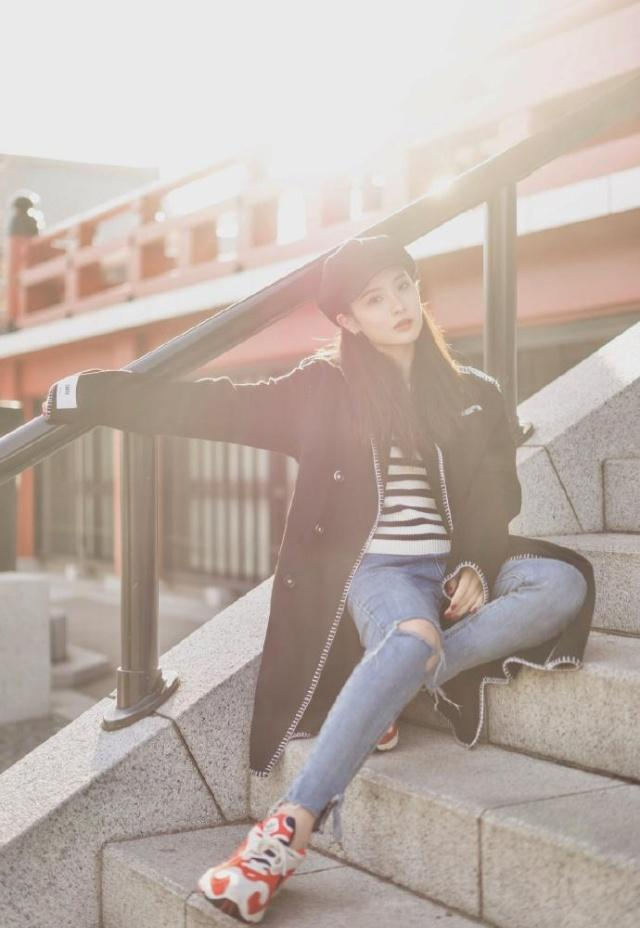 校花赖雨濛晒美照,大冬天还穿破洞裤!