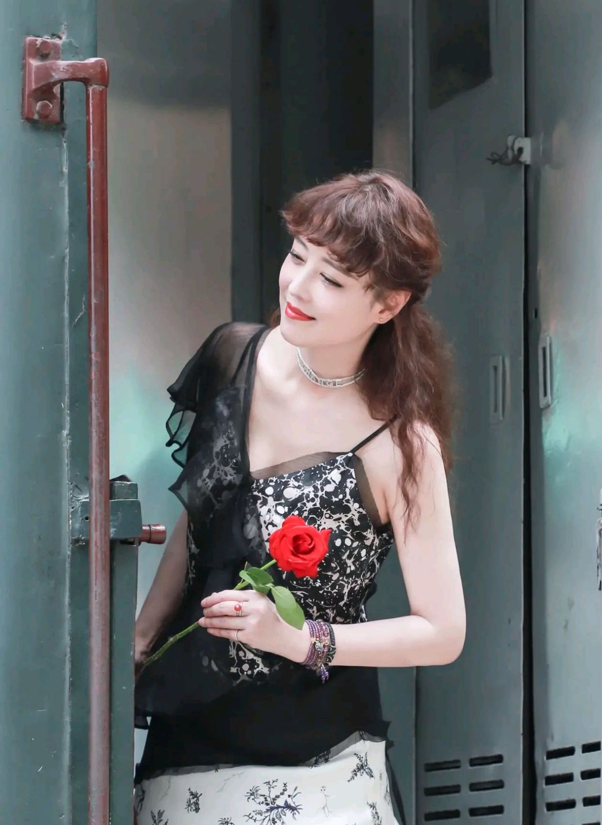 周海媚发旗袍装扮美图,祝福明天高考的学生们