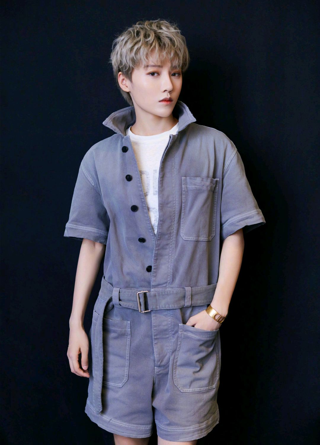 刘雨昕灰色牛仔连体衣搭配浅色短靴,复古率性