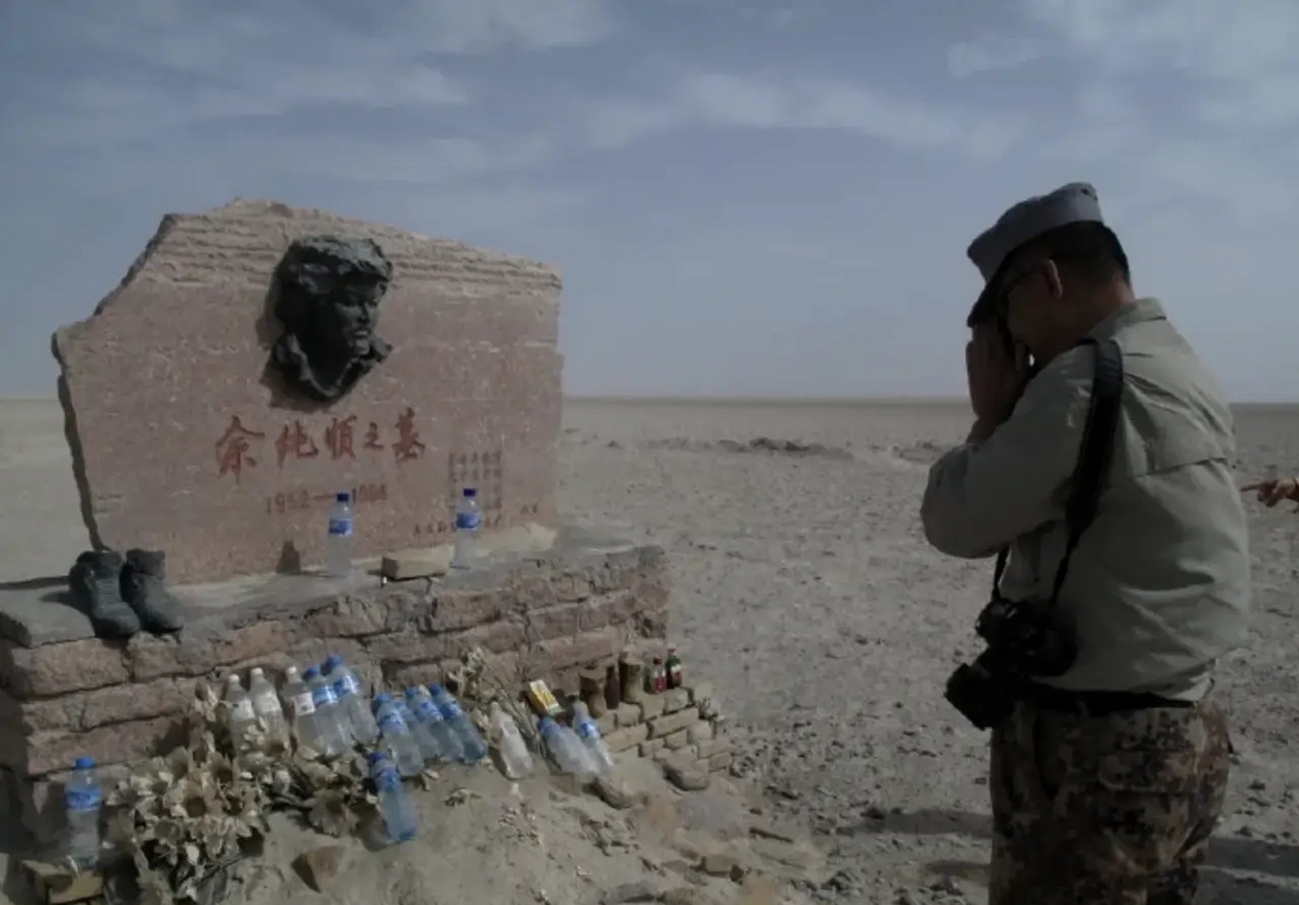 在罗布泊有一座余纯顺墓碑.