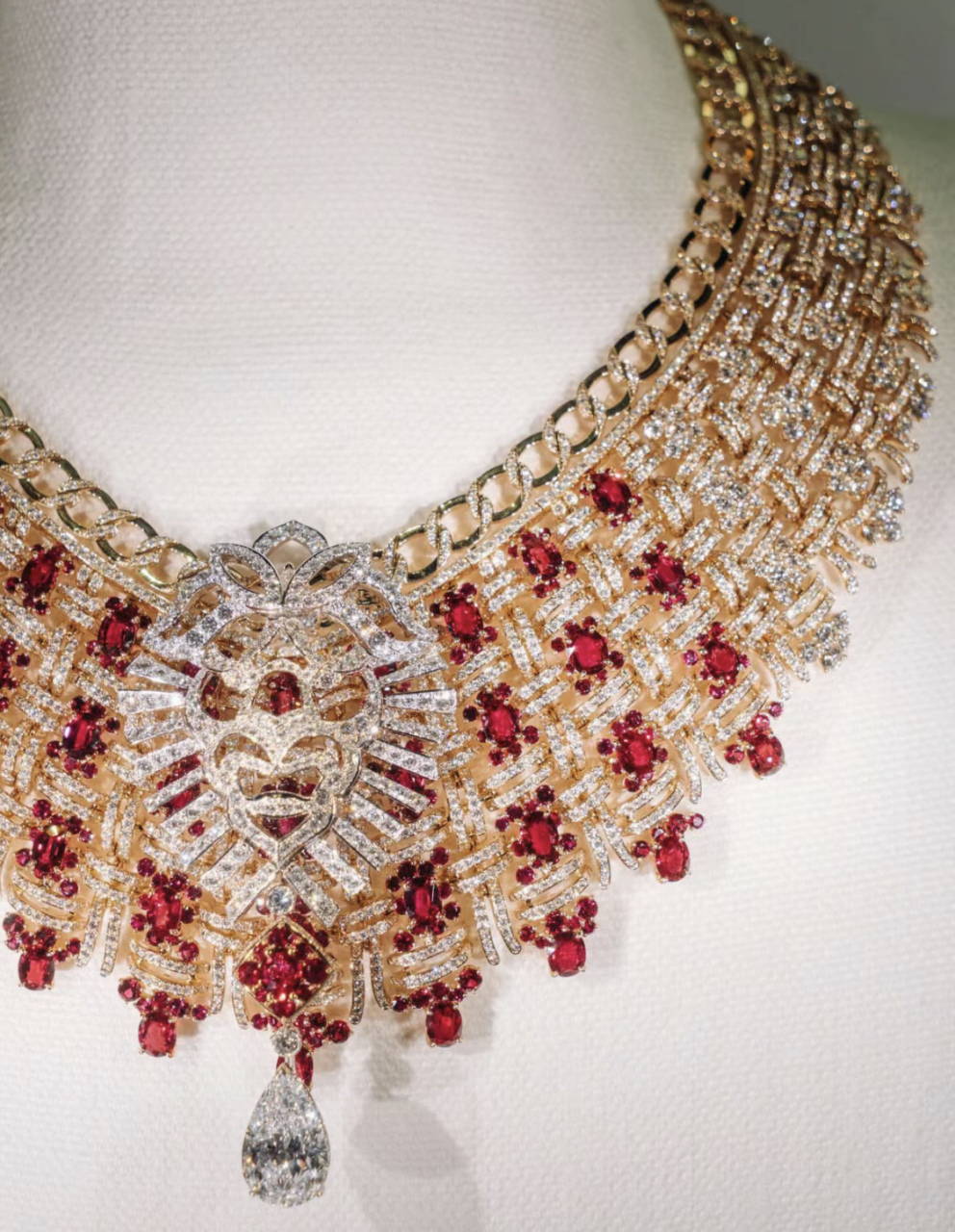 梁洛施参观香奈儿收藏级别的珠宝,35岁的她五官立体气质独特,眼神很