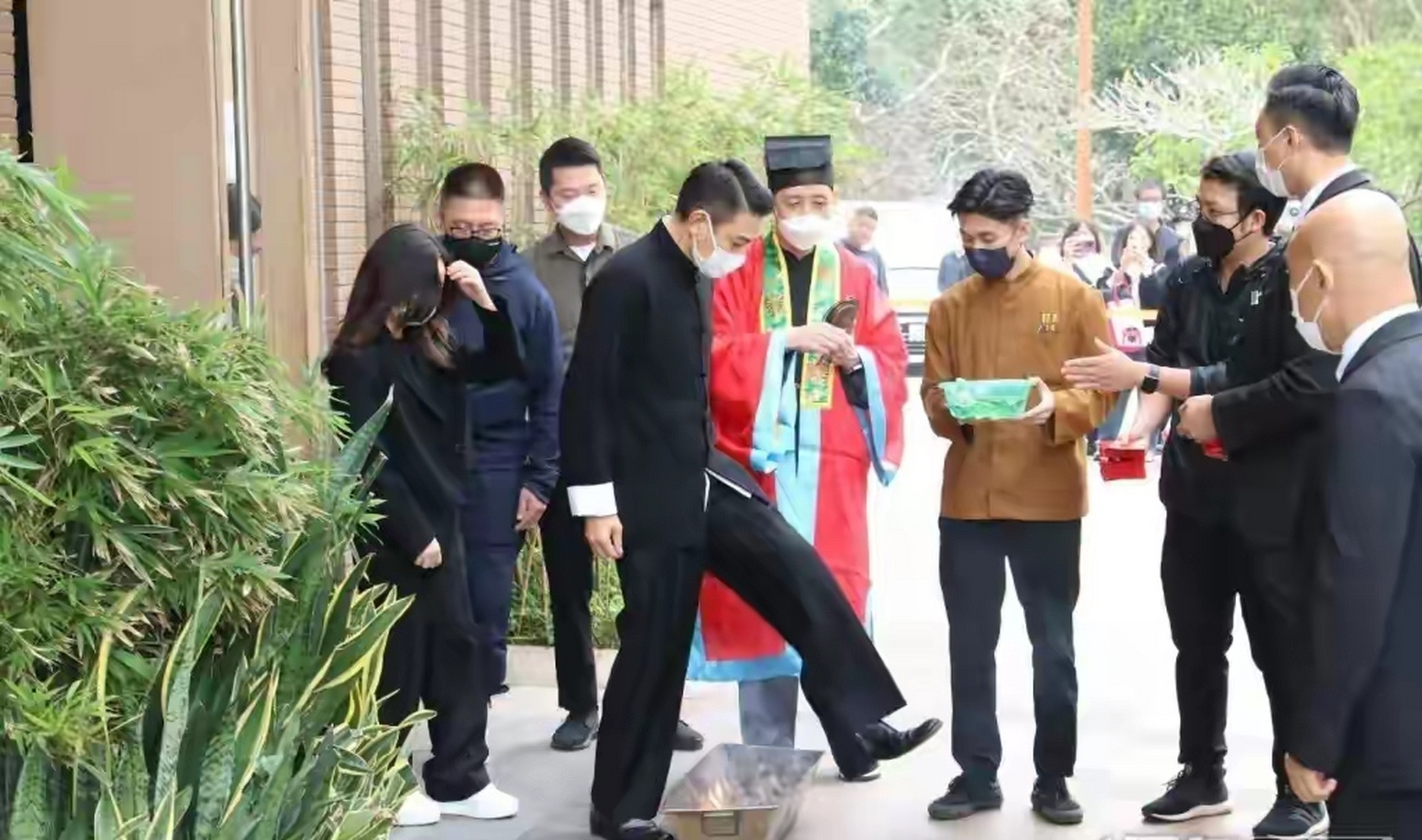 (6日)在香港殡仪馆出殡,灵柩于中午移送至歌连臣角火葬场举行火化礼