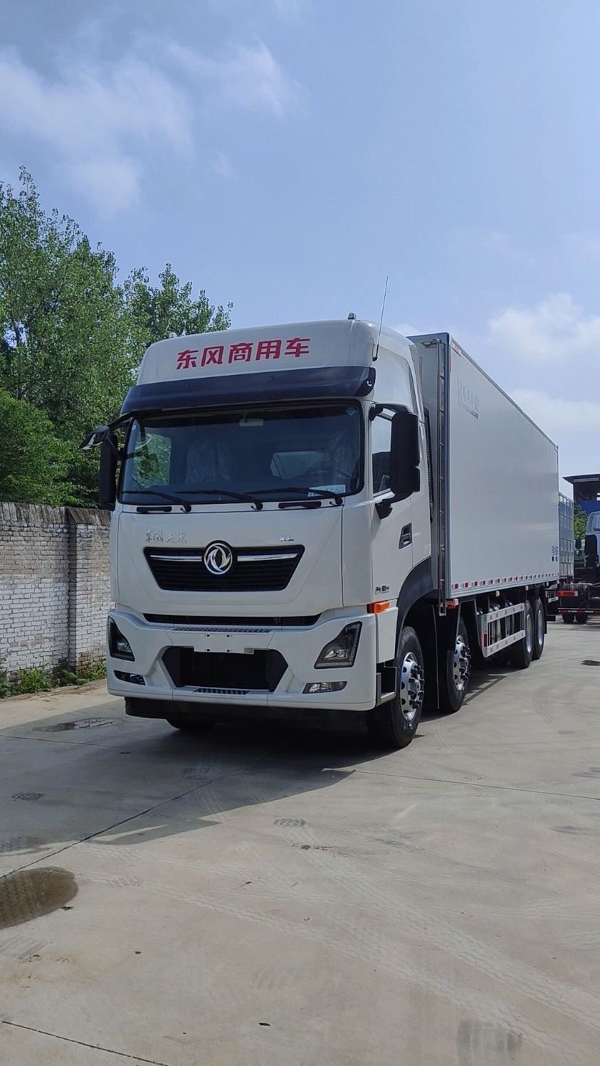 东风天龙kl前四后八肉钩冷藏车,龙擎发动机,进口开利海柜机,飓丰冷藏