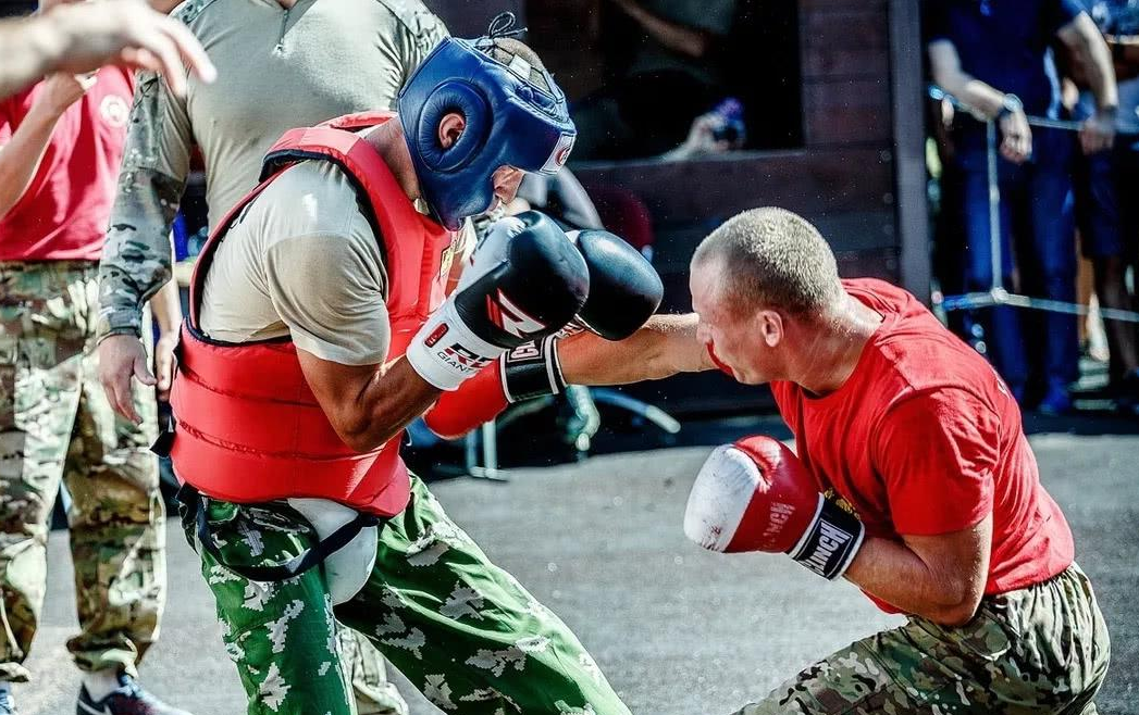 gif图文:军用桑搏格斗,对腿法的防守,招式简单,没有花招