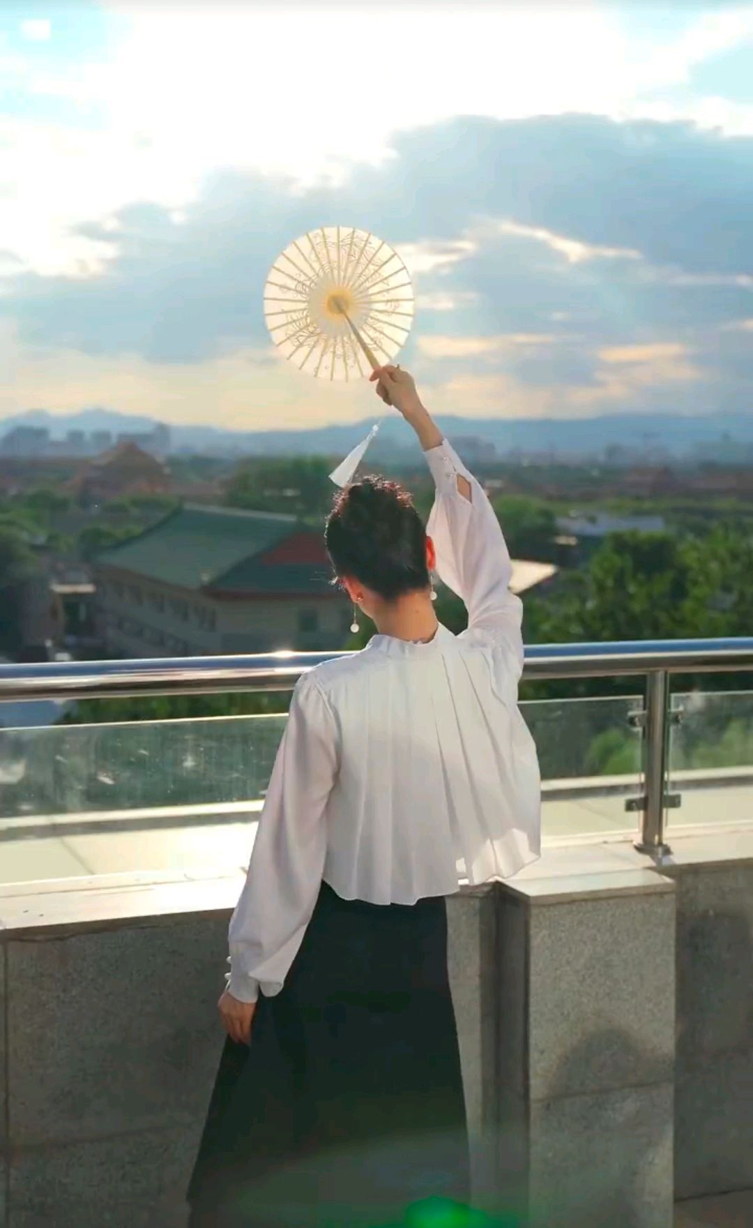 王艳无意暴光自家豪宅在故宫旁边,顶楼有超大花园,网友:真格格?