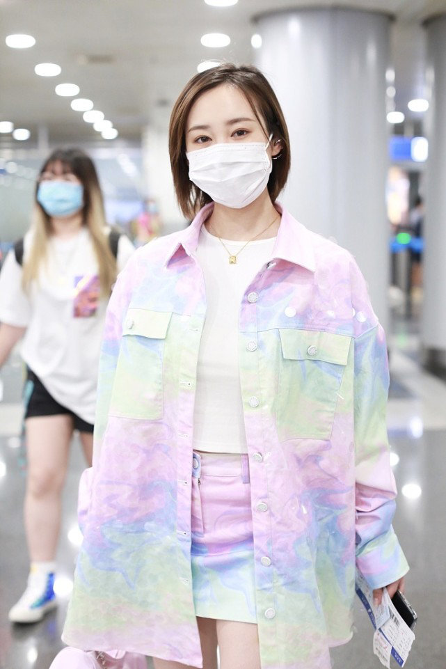 李纯现身机场穿搭颜色有新意,层次晕染衬衫内搭白色t恤衫浪漫甜美