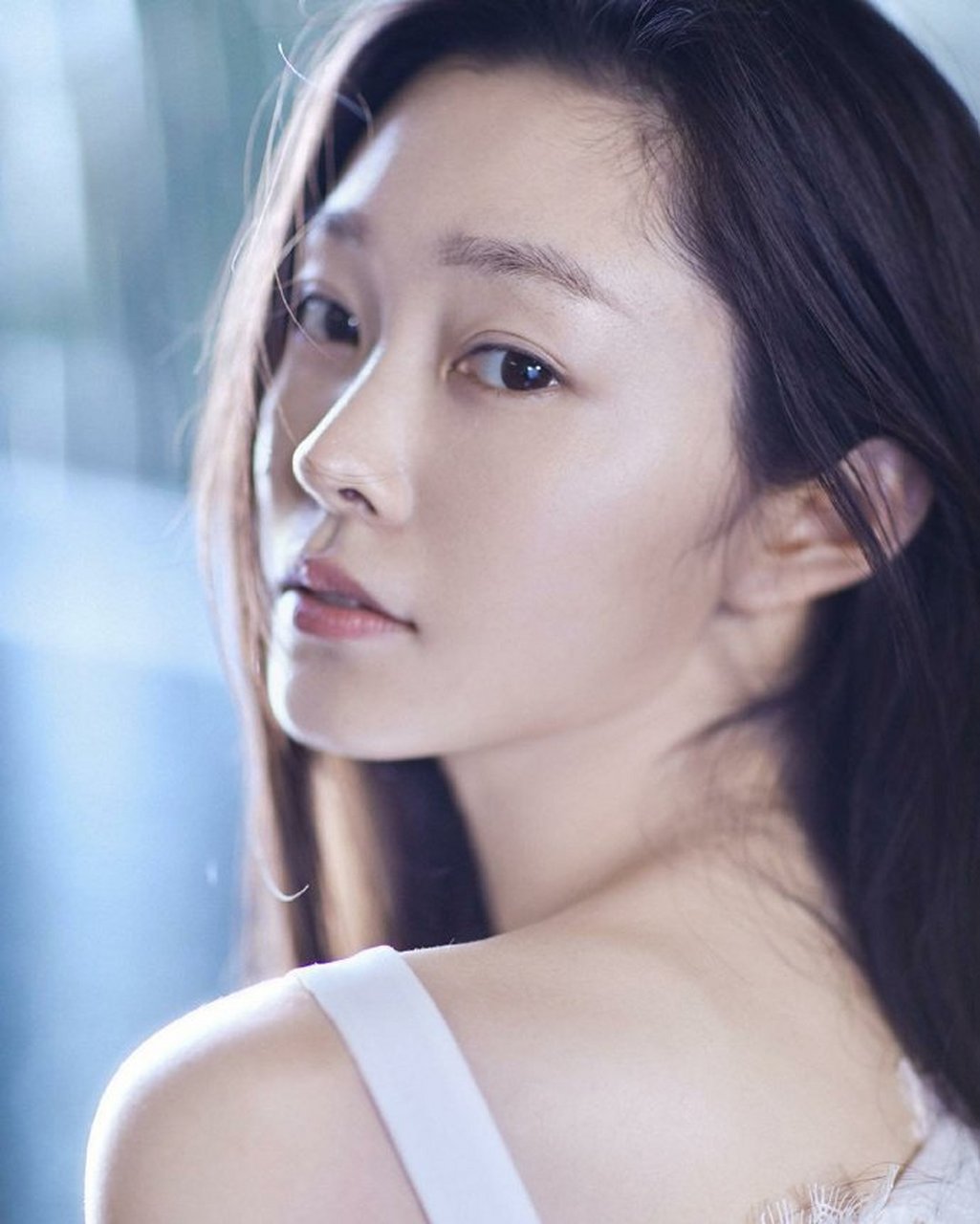 宋轶穿一件白色吊带连衣裙,完美展示了她的清新气质和娇俏可人的讨适