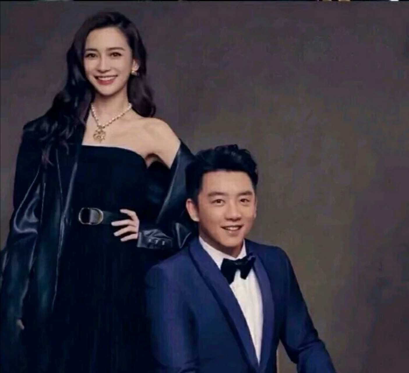 郑恺杨颖同船赏雨,岸上路人狂cue黄晓明,场面够尴尬