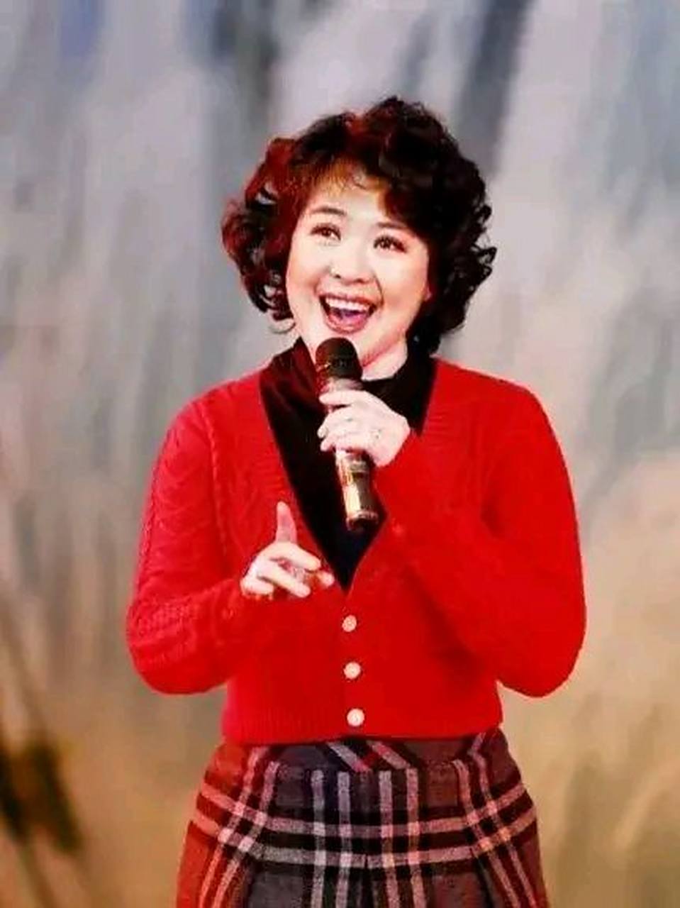 歌唱家万山红演唱歌曲恢弘大气,感人至深,以其高亢,激情四溢,豪放不羁