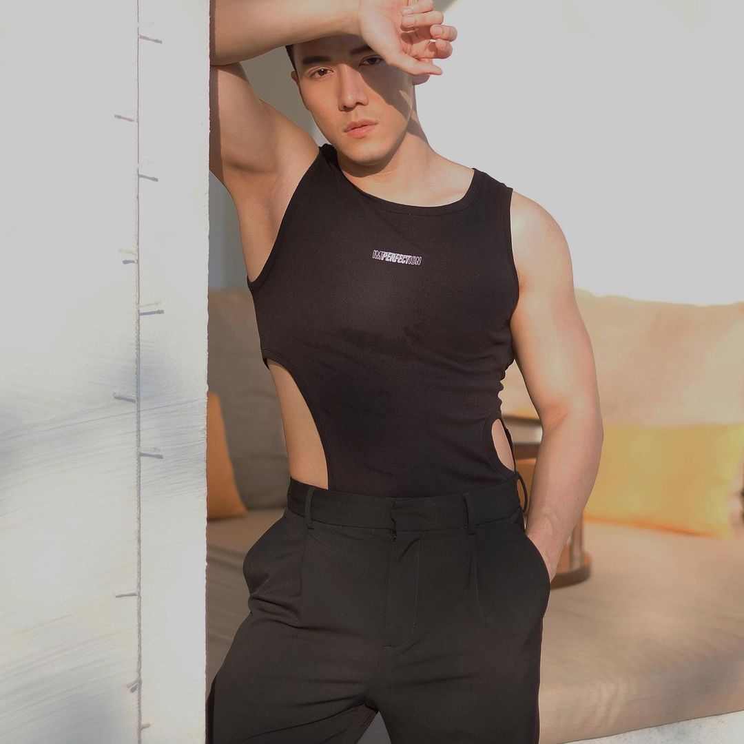 痞帅有型的肌肉男模,身材那是杠杠的,八块腹肌和人鱼线很圈粉