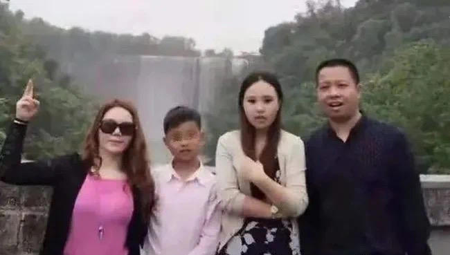 重庆姐弟被扔下楼坠亡案,生父婚内出轨真相大白,小三背景不一般