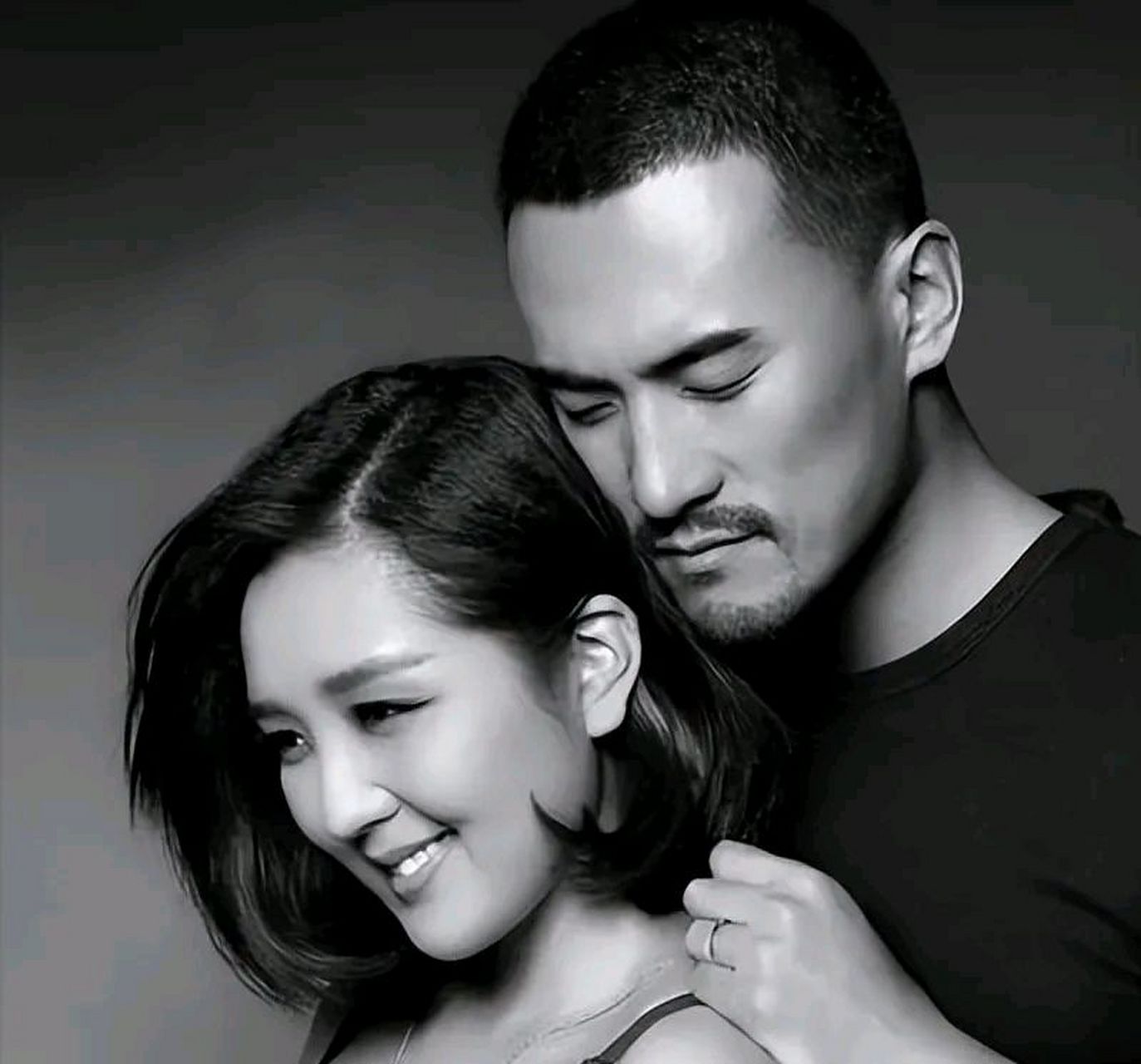2016年,赫子铭icon出差提前回家本想给老婆何洁icon一个惊喜,哪知回到
