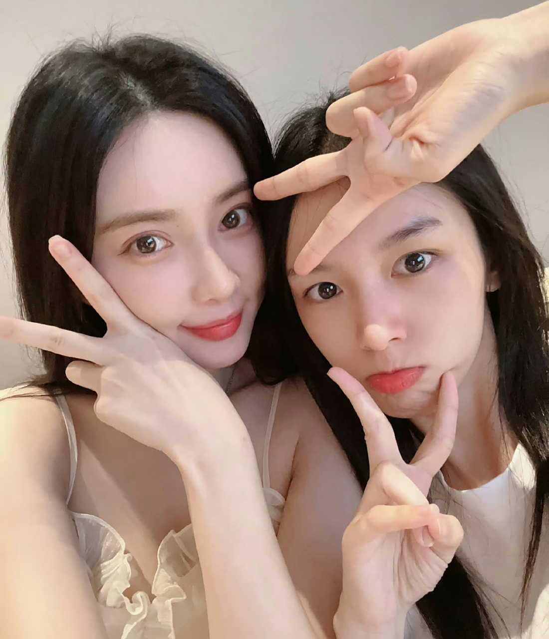 孟子义周也合照有,两人关系好好,周也还撒娇说自己叫醒孟子义却被敷衍