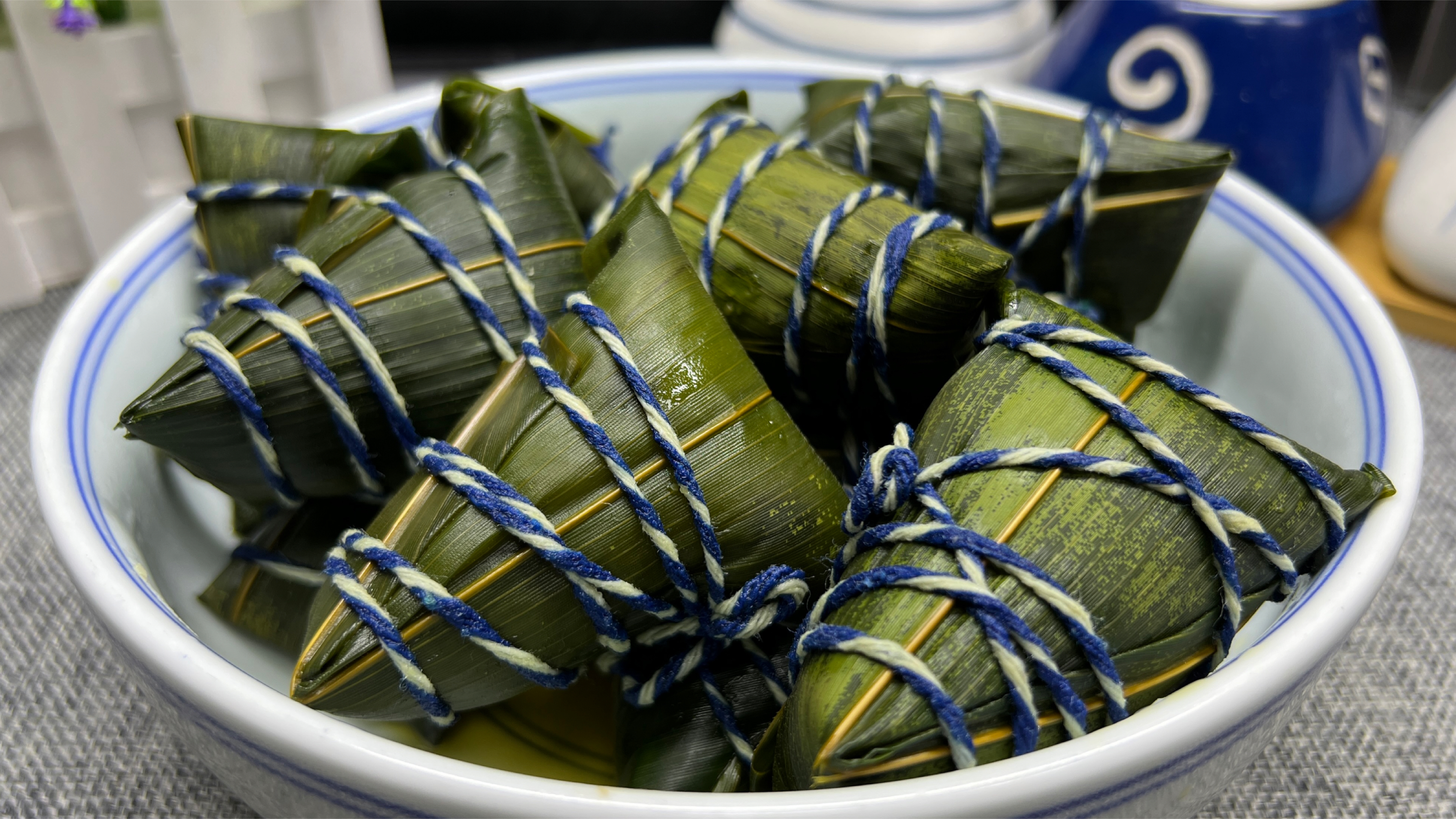 煮粽子，用清水煮是大错！大厨教你一招，粽子不漏米，更软糯香甜