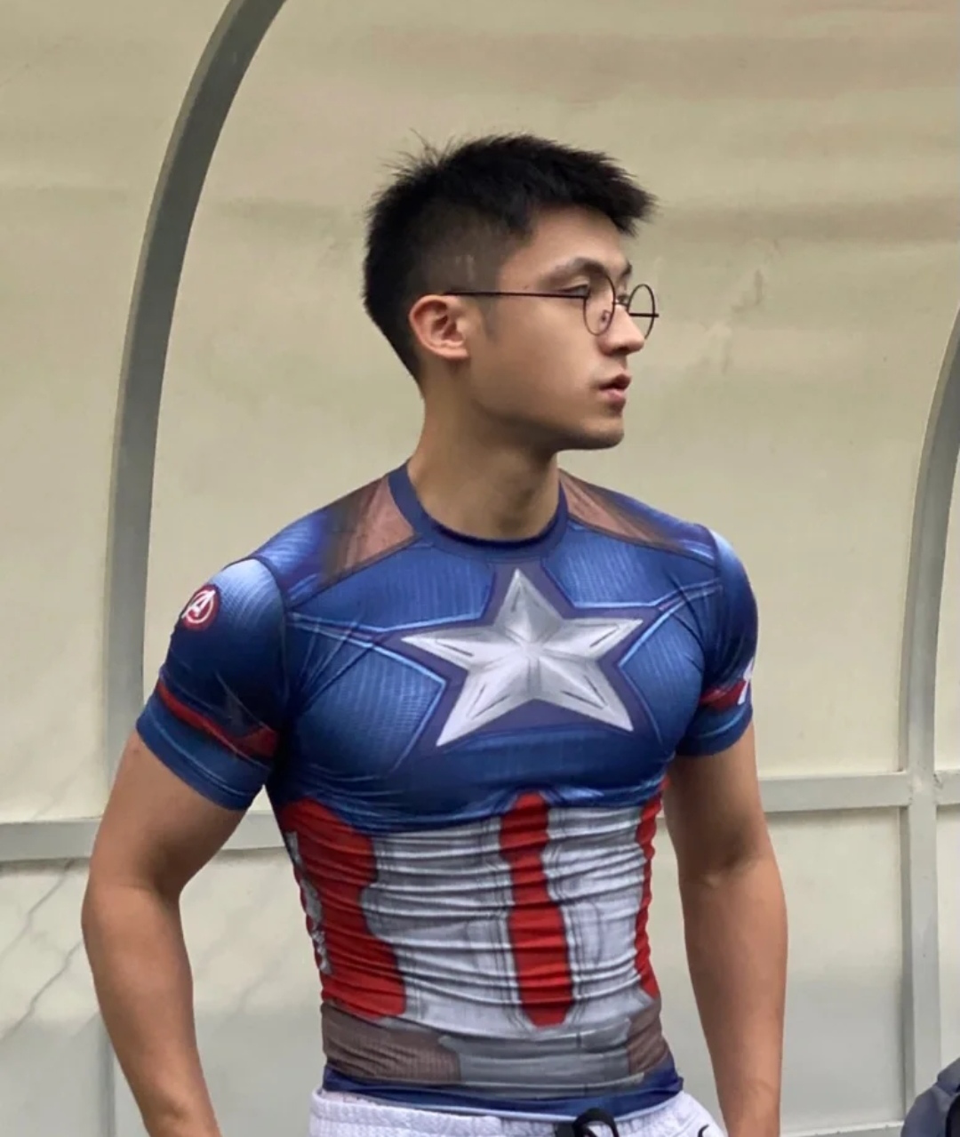 戴眼镜的斯文体育生,紧身健身服凹凸有致,魅力型男显阳刚气质!